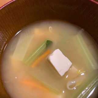 小松菜、にんじん、もやし、とうふ味噌汁